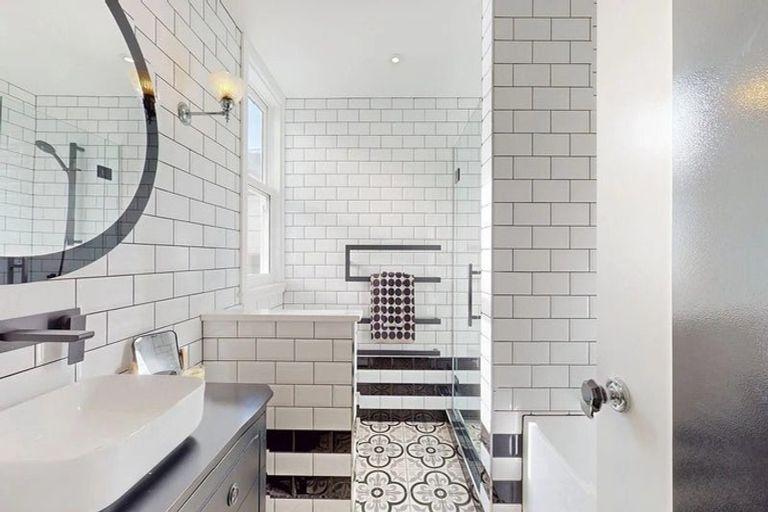 Photo of property in 322 Oriental Parade, Oriental Bay, Wellington, 6011