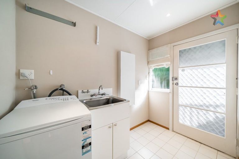 Photo of property in 26a Tai Paku Paku Road, Karaka Bays, Wellington, 6022