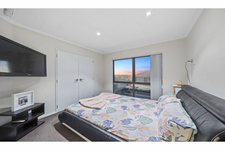 Photo of property in 14 Kereru Rise, Papakura, 2110