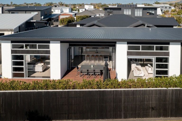 Photo of property in 2 Makura Drive, Papamoa Beach, Papamoa, 3118