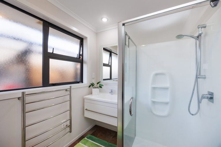 Photo of property in 12 Lorenzo Place, Kelvin Grove, Palmerston North, 4414