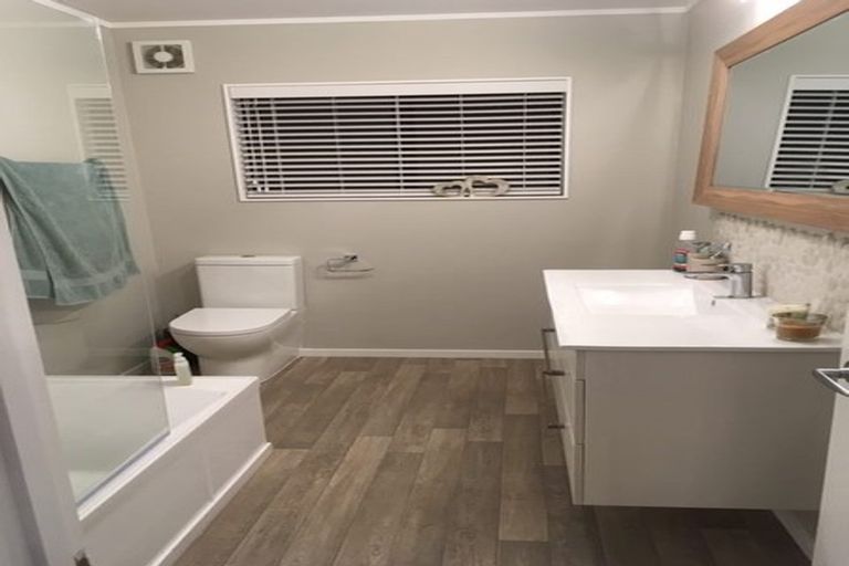 Photo of property in 240 Henderson Valley Road, Henderson, Auckland, 0612