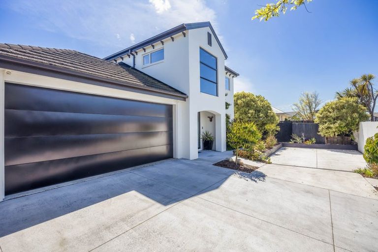 Photo of property in 20 Linkwater Way, Parklands, Christchurch, 8083