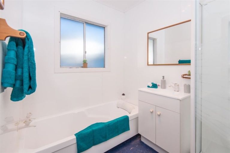 Photo of property in 6 Griffiths Grove, Newlands, Wellington, 6037