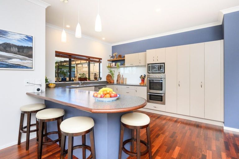 Photo of property in 48 Johnstone Drive, Fitzherbert, Palmerston North, 4410