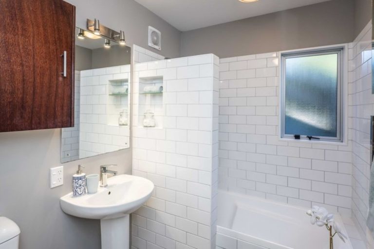 Photo of property in 52 Bedford Street, Northland, Wellington, 6012