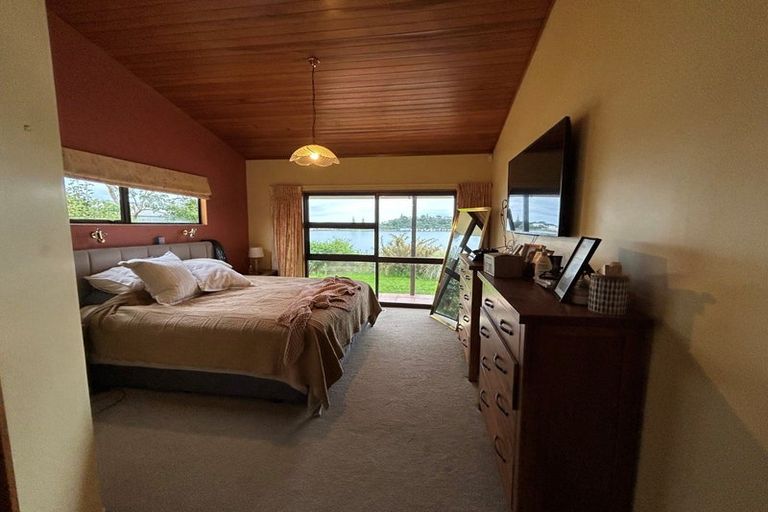 Photo of property in 16 Trevor Terrace, Paremata, Porirua, 5024