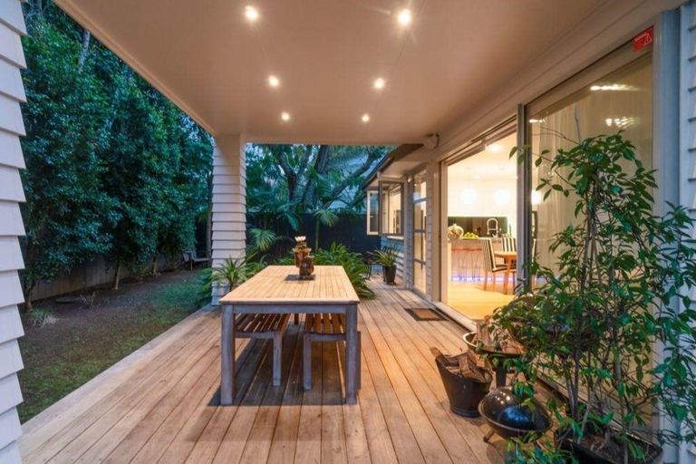 Photo of property in 1 Fathom Place, Te Atatu Peninsula, Auckland, 0610