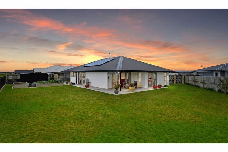 Photo of property in 37 Koura Drive, Rangiora, 7400