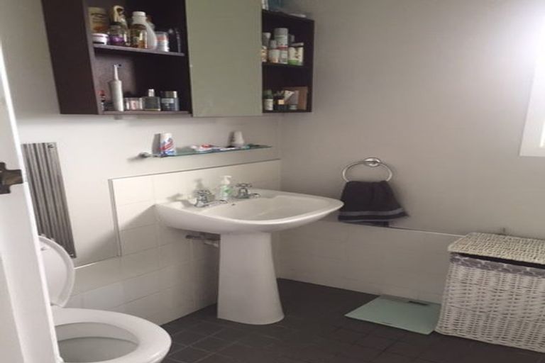 Photo of property in 1/18 Roberts Road, Glenfield, Auckland, 0629