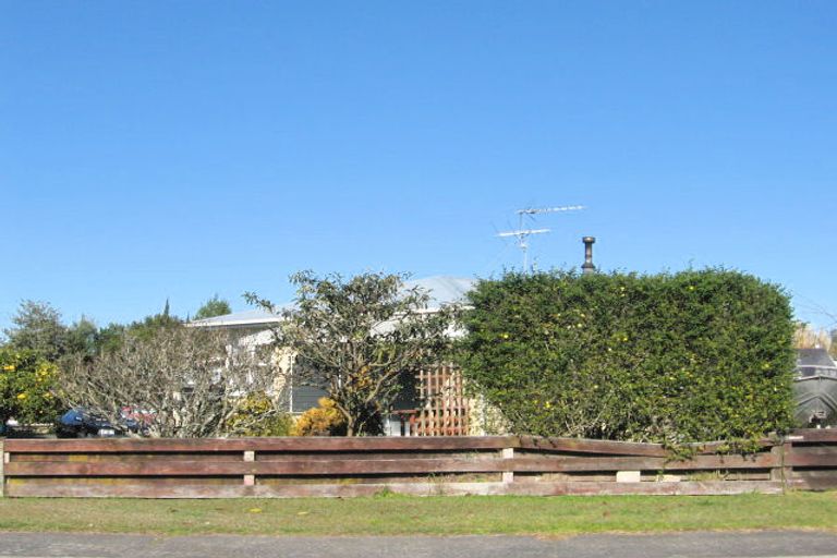 Photo of property in 2 President Avenue, Papakura, 2110