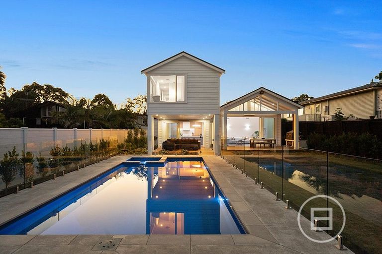 Photo of property in 15 Church Street, Northcote Point, Auckland, 0627