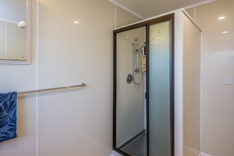 Photo of property in 27 Titoki Road, Waikanae Beach, Waikanae, 5036