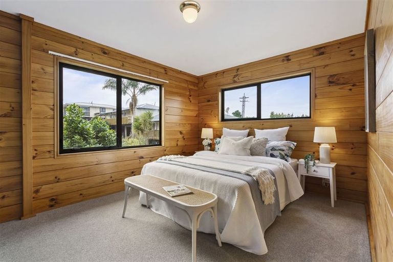 Photo of property in 2/11 Sunhaven Avenue, Glenfield, Auckland, 0629