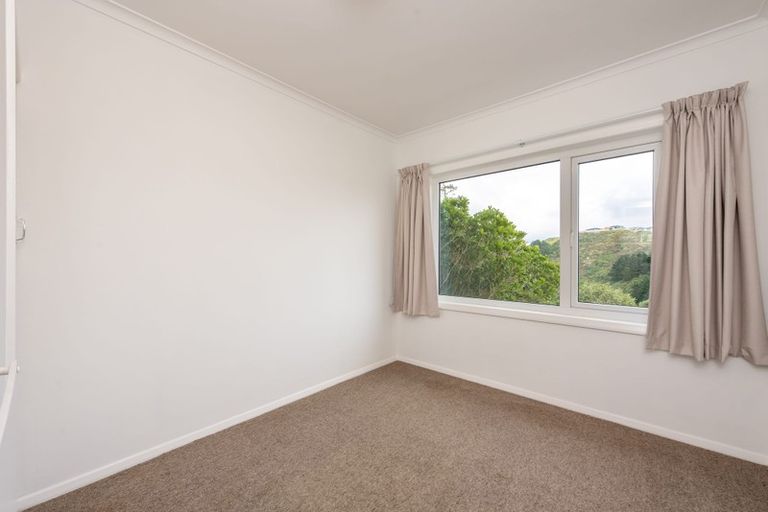 Photo of property in 20 Miles Crescent, Newlands, Wellington, 6037