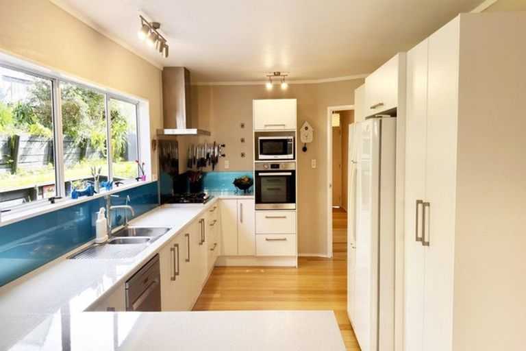 Photo of property in 6 Mosman Place, Chatswood, Auckland, 0626