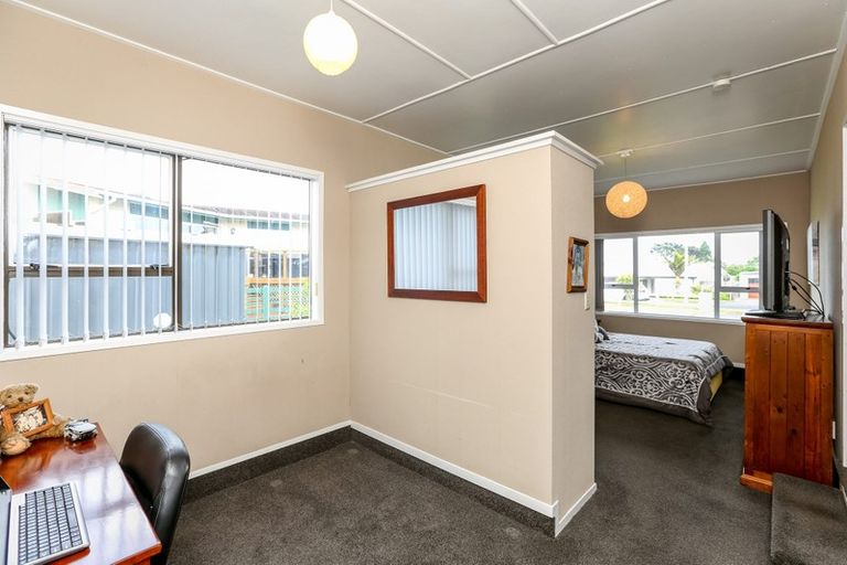Photo of property in 20 Mace Terrace, Oakura, 4314