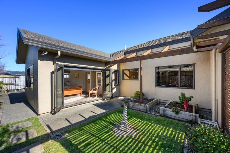 Photo of property in 48 Johnstone Drive, Fitzherbert, Palmerston North, 4410