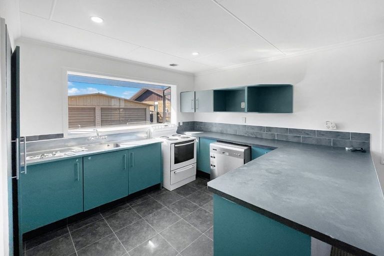 Photo of property in 11 Colonial Place, Kelvin Grove, Palmerston North, 4414