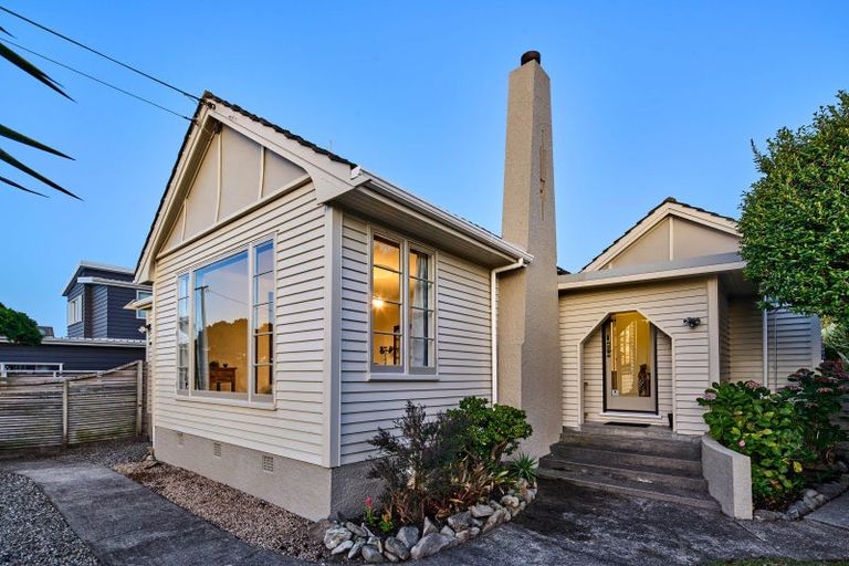 Photo of property in 135 Seaview Road, Paraparaumu Beach, Paraparaumu, 5032