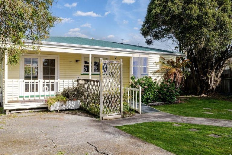 Photo of property in 38 Peters Avenue, Cloverlea, Palmerston North, 4412