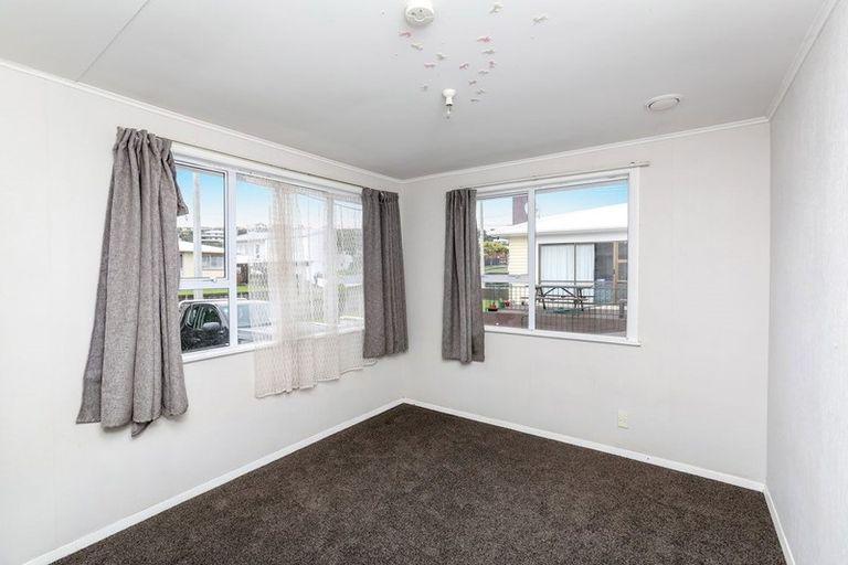 Photo of property in 19 Rospeath Crescent, Spotswood, New Plymouth, 4310