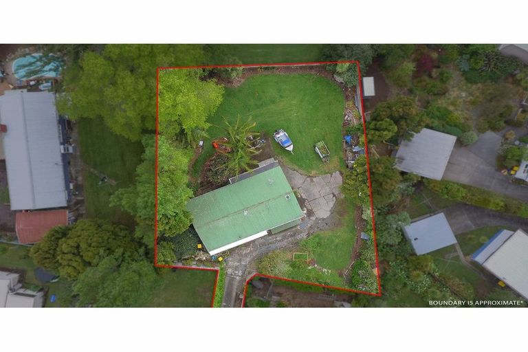 Photo of property in 41 Taipari Road, Te Atatu Peninsula, Auckland, 0610