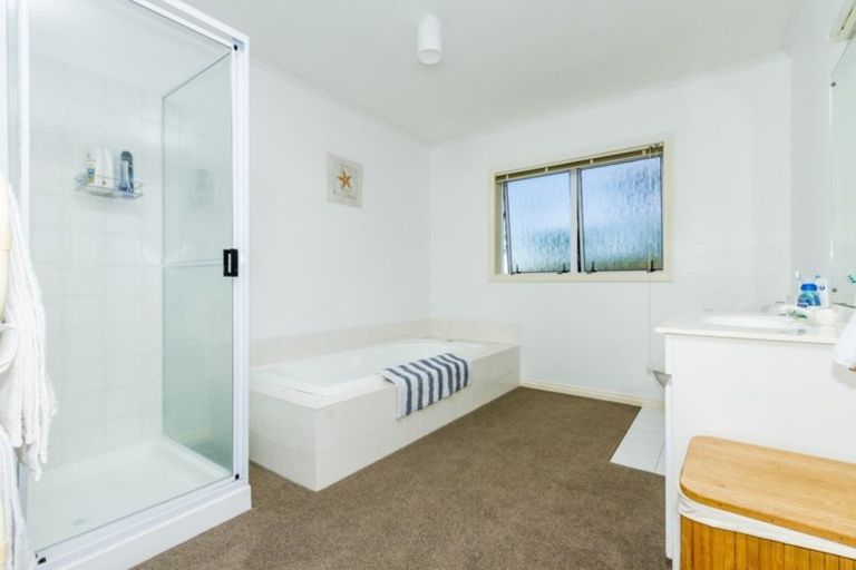 Photo of property in 8 Highwood Grove, Torbay, Auckland, 0630