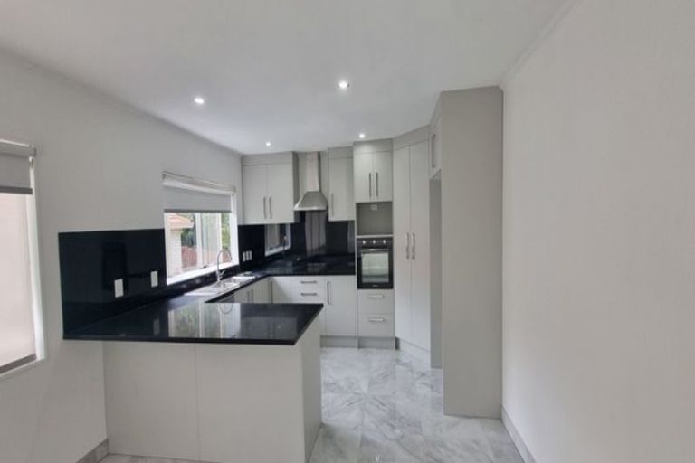Photo of property in 2/42 De Havilland Drive, Goodwood Heights, Auckland, 2105