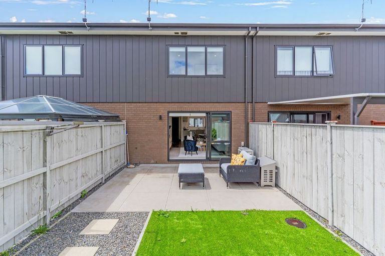 Photo of property in 15 Orona Place, Takanini, 2112