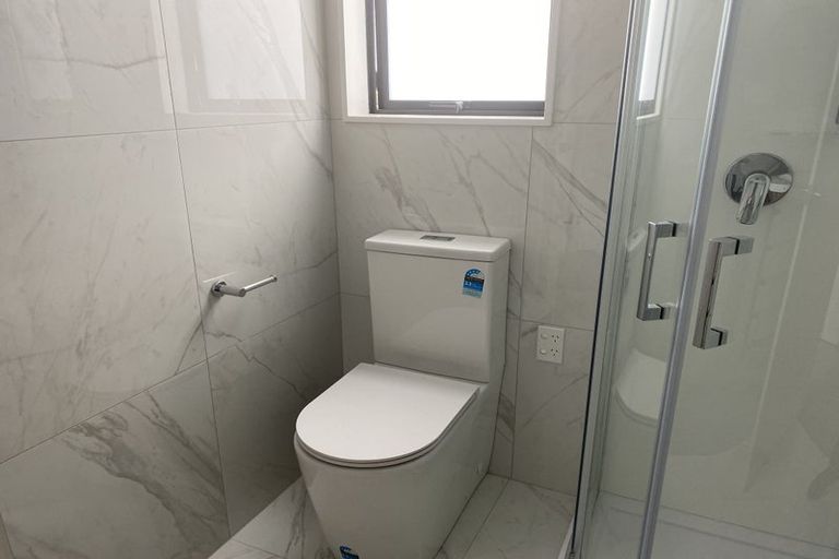 Photo of property in 3/3 Beach Road, Te Atatu Peninsula, 0610