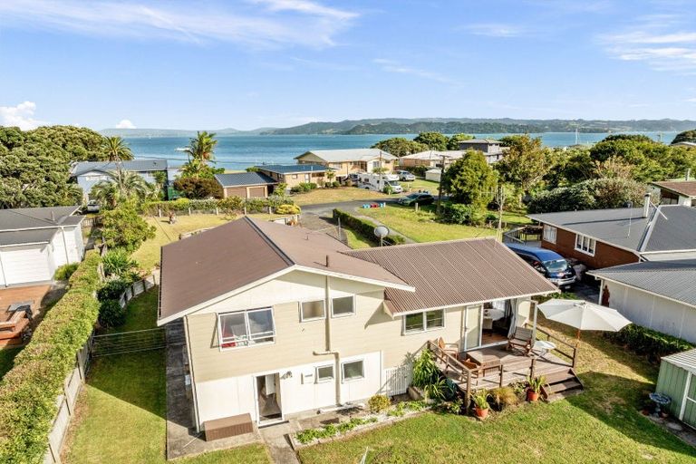Photo of property in 11 Karoro Road, One Tree Point, 0118