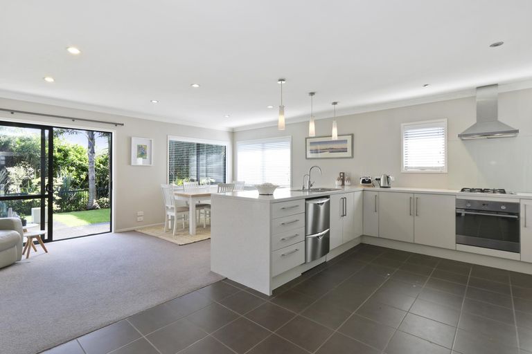 Photo of property in 21 Corsica Way, Karaka, Papakura, 2113