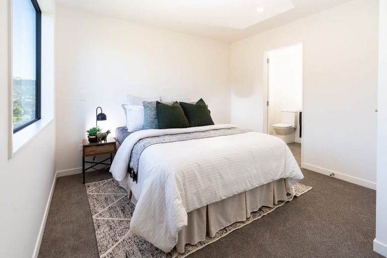 Photo of property in 86 Ara Paiwhenua, Tawa, Wellington, 5028