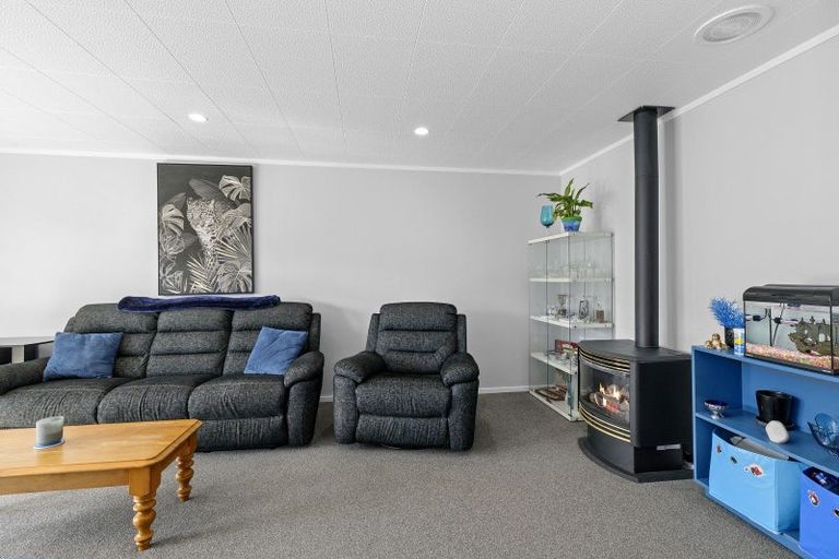 Photo of property in 2/50 Kowhai Avenue, Ebdentown, Upper Hutt, 5018