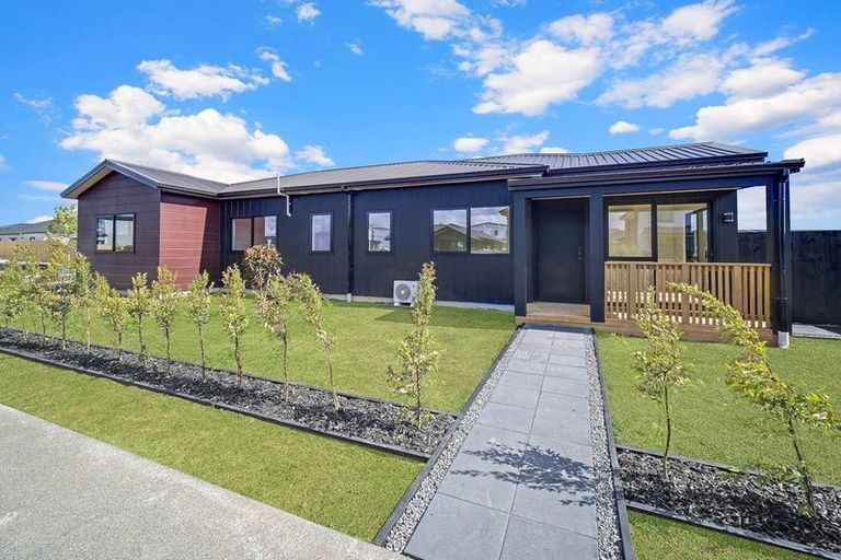 Photo of property in 1 Ngakau Road, Karaka, 2113