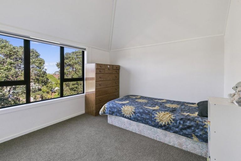 Photo of property in 118 Akaroa Drive, Maupuia, Wellington, 6022