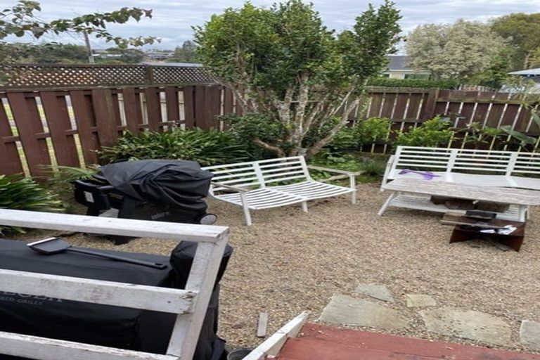 Photo of property in 1 Taioma Crescent, Te Atatu Peninsula, Auckland, 0610