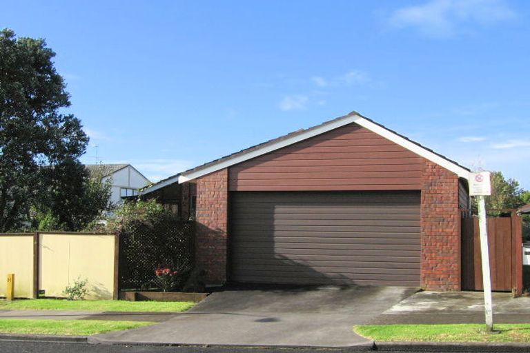 Photo of property in 2/17 Galloway Crescent, Farm Cove, Auckland, 2012