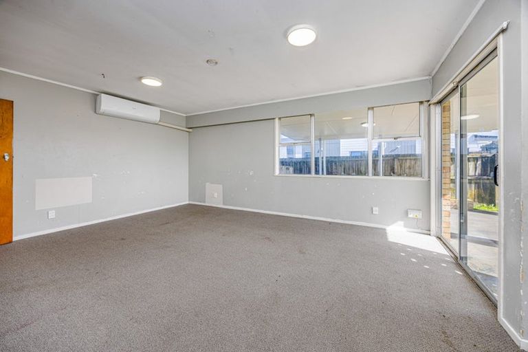 Photo of property in 11 Blanes Road, Weymouth, Auckland, 2103