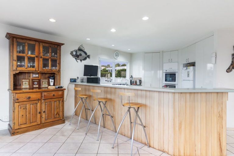 Photo of property in 4 Pacific Parade, Army Bay, Whangaparaoa, 0930