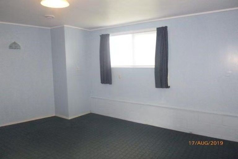 Photo of property in 2 Nielsen Place, Massey, Auckland, 0614