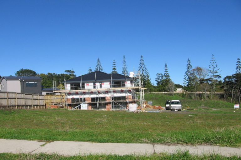 Photo of property in 28 Newbury Place, Schnapper Rock, Auckland, 0632