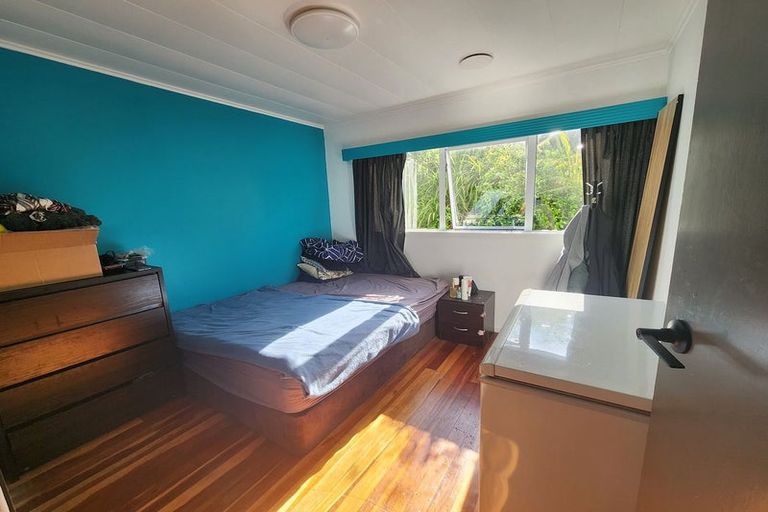 Photo of property in 92 Ruskin Road, Newlands, Wellington, 6037