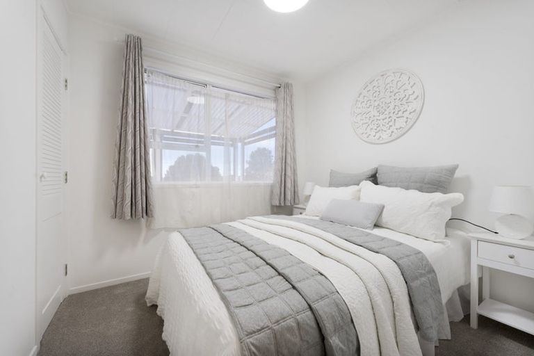 Photo of property in 92 Gallony Avenue, Massey, Auckland, 0614