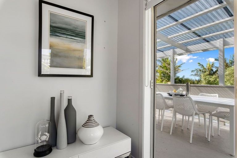 Photo of property in 41 Pohutukawa Avenue, Red Beach, 0932