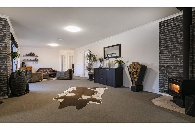 Photo of property in 17 Matija Place, Red Beach, 0932