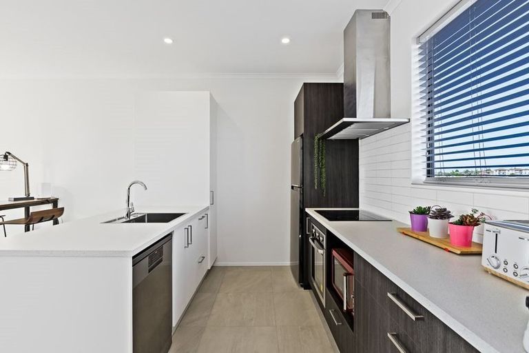 Photo of property in 18 Owen Chapman Drive, Red Beach, 0932