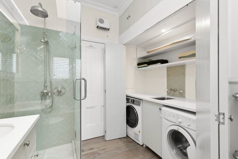 Photo of property in 10 Herald Terrace, Berhampore, Wellington, 6023