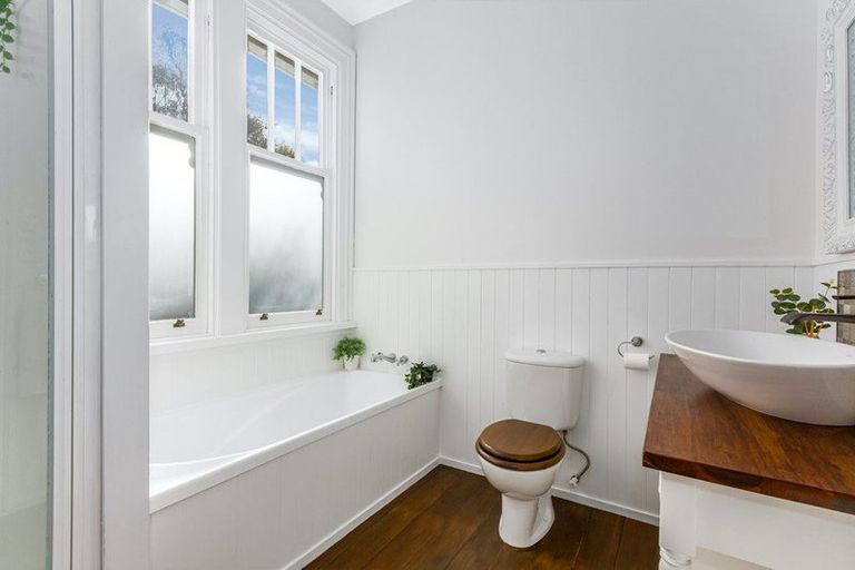 Photo of property in 2 Castlemaine Close, Karori, Wellington, 6012